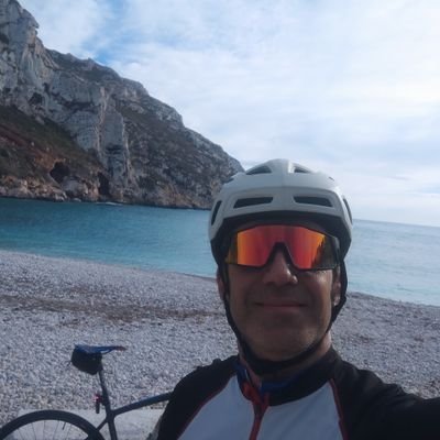 Vivo y disfruto del agua y de las nubes. Intentando arreglar un poco los ríos de la CHS. Aprendiz de historiador y en general de la vida. Opiniones personales