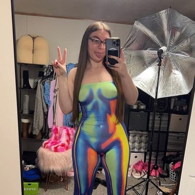 Hi handsome 👋🏻I’m here-for fun 🤩Do I look hot also send follow me and send message ❤️🙏🏻if you do like to chat me for more .and let’s be friends
