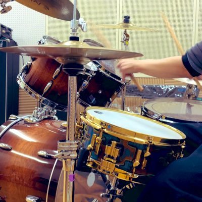 音楽歴40年。30年前はスネアだけ叩いていました👧🏻いろんな楽器をやってきましたが、長いブランクを経て再び🥁に戻ってきました🌈フルタイム勤務&2児の母です。時間が限られる中、いかに効率良く上達できるか、日々工夫しながら頑張ってます✊🏻✨️
