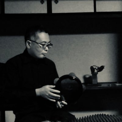 ドラマー兼打楽器奏者でローカルミュージシャン、打楽器奏者でインプロヴァイザー。群馬県で現存する唯一のアラブタンバリン奏者。ノイズも少し。ポエトリー、演劇、朗読、怪談、ダンス等の異ジャンル共演有。ソロの他「有識者会議」@expertmeetingjp