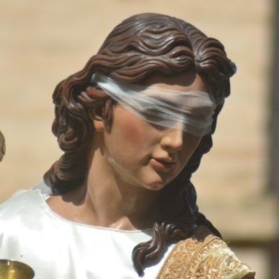 JustiSevillana's profile picture. Si la crítica fuese poesía, yo sería una frase a rotulador en la puerta de un baño