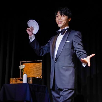 手品師/医師 FISM ACM 2017 Parlor部門 日本代表 Japan National Championship of Magic 2024 観客投票第1位 出演のご相談は下記のHPかDMまでお願いします。