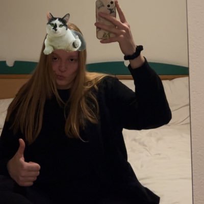 studuju evropskou unii na FSV UK, ve volnem case sirim lasku a sprymy, zpivam, rozdavam moudra a hroutim se ze sveta kolem sebe