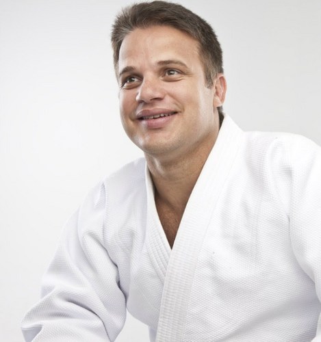 Atleta, professor de judô, padrinho e referência na metodologia de formação de atletas de alto desempenho no Programa Social Brasil Rumo 2016.