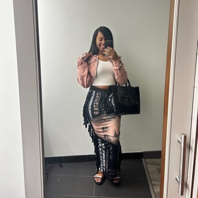 gangsta/soft girl 🍭| Time exposes, karma corrects, and then God humbles.