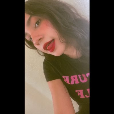 Estoy triste y tengo Twitter. Cinefotógrafa🎬🎥✨.