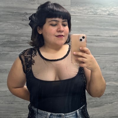 Joven mutante con increíbles poderes. Como, luego existo. Elle. 💛🤍💜🖤 Ig: @eclairxm