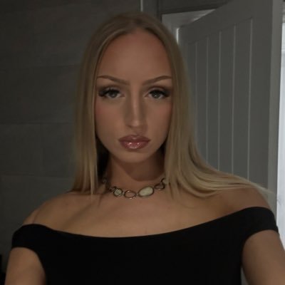 rachad3l3's profile picture. certified psycho and bitch and self obsessed