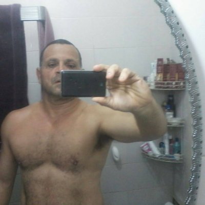 Homem que ama as mulheres liberais e exibicionista
