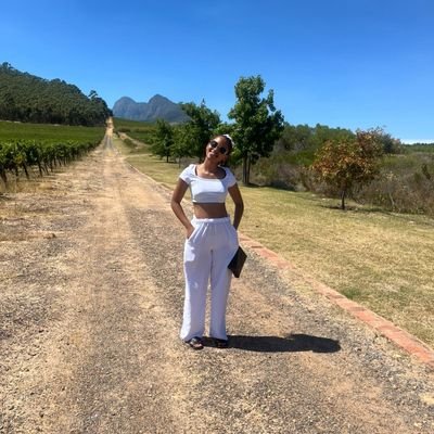 Just a girl who wants to be a tourist for the rest of her life.🥂