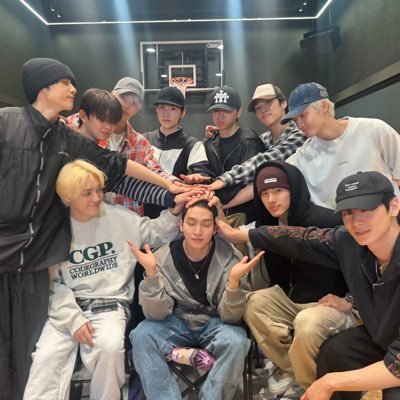 she/her '99, Support @WE_THE_BOYZ @bts_twt @pledis_17🖤 Sangyeon Namjoon Scoups Enthusiast | garda depan stan leader | 221228 Betsaddshow svt | 240208 RH SVT