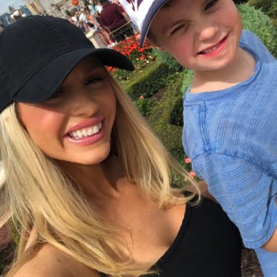 Lindsey94432808's profile picture. 