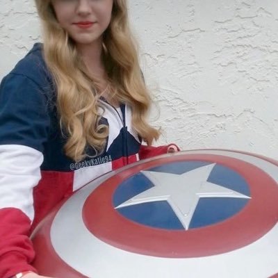 31yo geek of all things superhero,sci-fi,action,&fantasy. Artist & history buff. 💙👩🏼 AGAINST A.I. “art”🚫 🧡CRPS & Fibromyalgia warrior💜#WeSavedDaredevil❤️