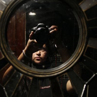 Yo soy un extraño bucle. Fotógrafa. Calentana de Guerrero. UAMI-Filosofía. UNAM-Comunicación.