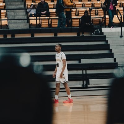 Midwest city high school @coachnoel10 | @southerntiesaau| ‘27 | 3.5 GPA | 🏀 & 🎾 /5’10-gmail:damarionjones59@gmail.com 405-837-4208