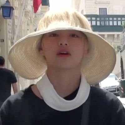 Only army⁷
koo y yo comiendo fresas mientras vemos run bts