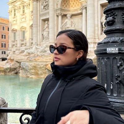 __aloner's profile picture. Interiorista 🎨🌎🌿 Si se acercan tiempos de tormenta y vienen nubes negras no te hundas, aprende a bailar bajo la lluvia