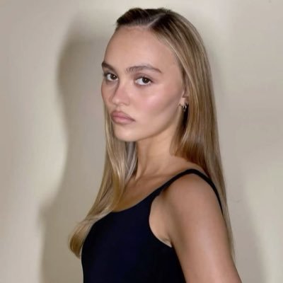 lavidollx's profile picture. studying