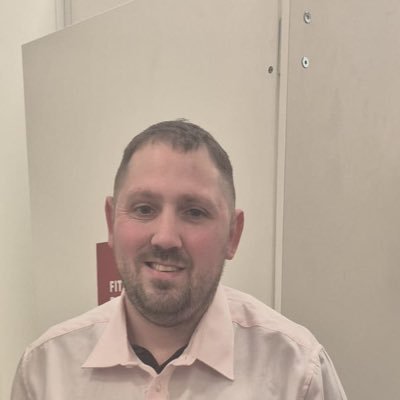 Hi. I'm Neil I'm 35. Love WWE! Currently split from @Jen_E_Thorpe since 2nd may 2015.