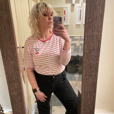 _ladymadonna_'s profile picture. hot mess, hot tramp. starving artist, professional poor person & peroxide princess.