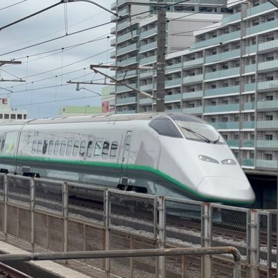 I am a Japanese student who loves trains around the world and dreams of riding them!
