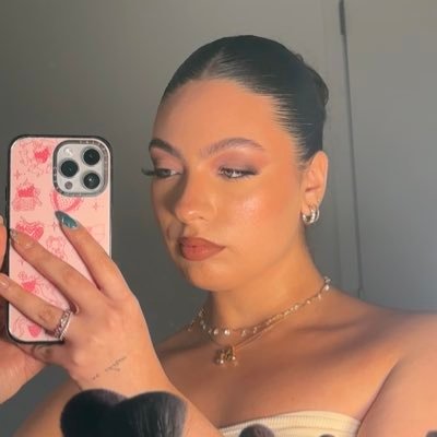 iluvcrystals333's profile picture. 