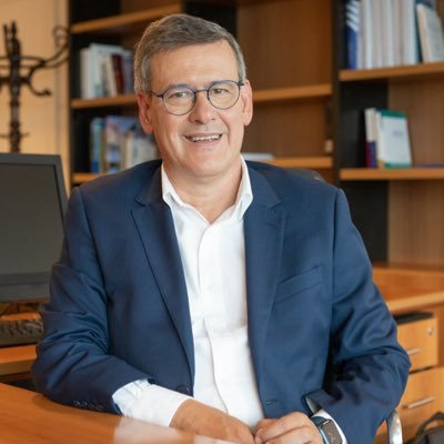 Abogado. Prosecretario de Presidencia de la República 🇺🇾. Padre de Agus, Juli, Fede y Guille.