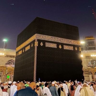 ♥
جو یقین کی راہ پر چل پڑے
، انہیں منزلوں نے پناہ دی
جنہیں وسوسوں نے ڈرادیا ،
وہ قدم قدم پر بہک گئے♥
جو