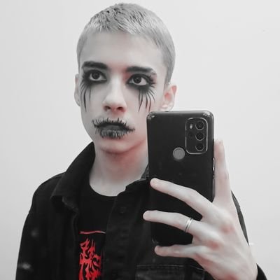 Also Oli, 21+1 y.o Any Pronouns / Entp /
Mestre e amante de rpg de mesa /
Apaixonada por música /
Enby gang 💥 /
Gostosa e Cansada