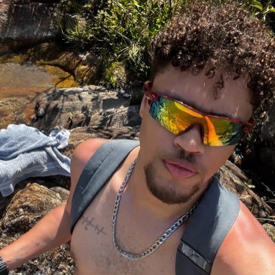 um garoto q sempre tenta acredita no melhor das pessoas.