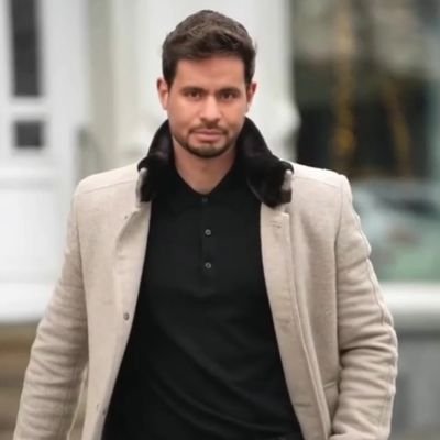 هل يستوي قلـمٌ يجـري بـه الشـرفُ
وجاهلٌ عن سطـورِ الطهـر ينحـرفُ؟
أم كفَّتـا زمنـي إحداهُـمـا رجـحـتْ
للطين فانسـلَّ مـن عقديهمـا الخـزفُ؟