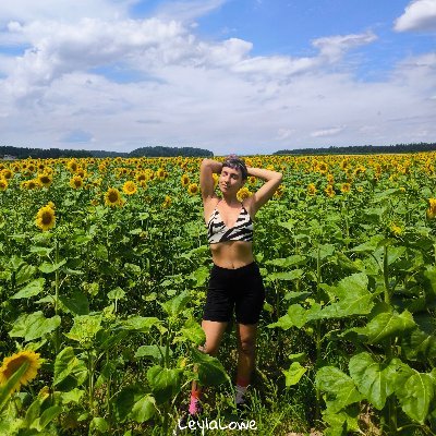 Wild, free, authentic, sensual, optimistic and very kinky 💚
Living in the forest and connecting to the nature in every way possible🌲
