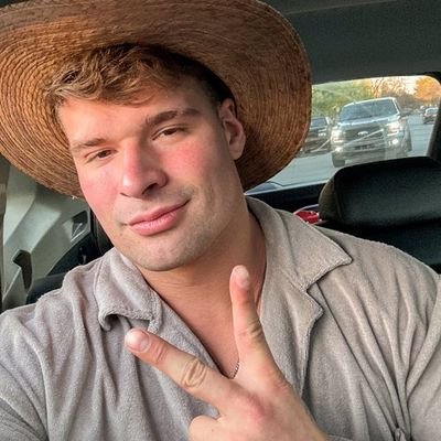 🏳️🌈👬 just living my best life but being single makes it worse but at least I'm okay lol 🤣