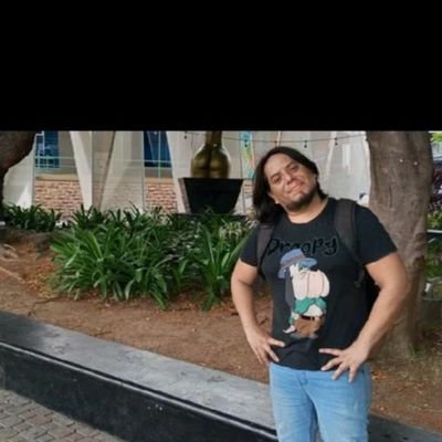VinuezaZalamea's profile picture. Apolitico viendo a un poco de ratas desangrando el pais, que se hacen llamar políticos