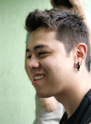 Vinicius Azisaka, também conhecido como Amarelo, Sushi, Vini... Trabalhando como Designer Gráfico e acreditando no sonho da música...