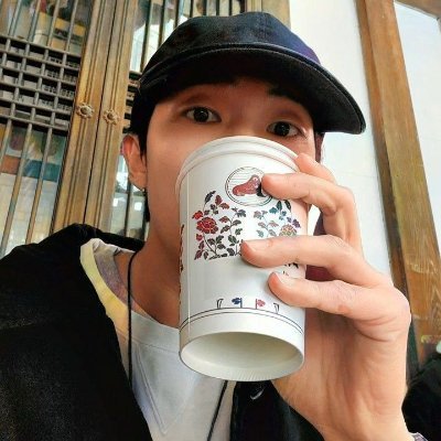 hadacomunista's profile picture. G𝖺𝗍𝗂𝗇𝗁𝗈𝗌 𝖾 𝗰𝗮𝗳𝗲́𝘀 ˛ 🇧🇷 🇵🇾
                                                 Sangre roja y el corazón a la izquierda ☭