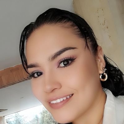 amo todo lo que existe la naturaleza
el ser humano y la vida
disfruto de estar viva y se ayudar y sevir