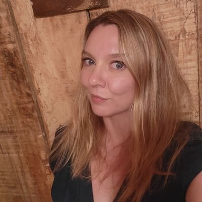 Ph.D./Historian/Digital Strategist | Research: Culture and Identity Creation | Hates the cold but loves snow | (re)Tweets personal.