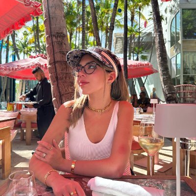 digital diary💌🐆🎀🎞️🌊
Height: 168C
Weight: 58KG
April 10, 1987
37 years old
Blood type: A
Zodiac sign: Aries
Good friends: Tina and Selena
Owns a house and a
