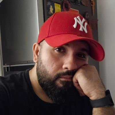 profesor de educación media de economía. me gusta mucho cocinar, dibujar, leer, ver series y películas, los mates y el invierno.