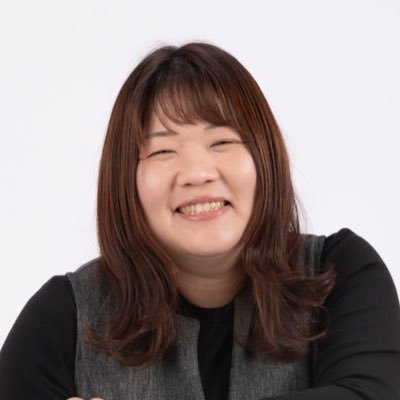 株式会社アスカフューネラルサプライ 広報責任者|lily design inc.代表|デザインと広報の人|社長の想いをデザインする|ビジョンを伝わるカタチに|広告・PR・ブランディング・採用・組織づくり|デザイン×戦略で企業の武器をつくる|言葉とビジュアルで未来をつくる|仕事と甘いものが好き🍦