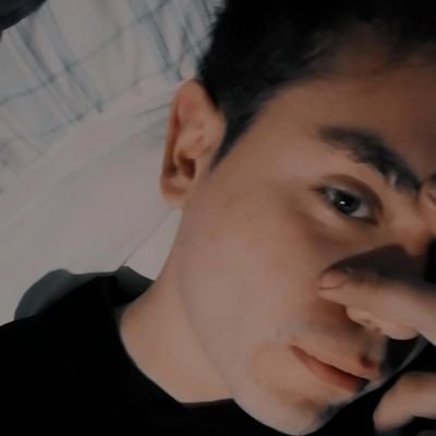 Hombre del trasnoche, nerd ataquillado, percusionista mediocre y aspirante a periodista.
Titulado en gastronomía.
27