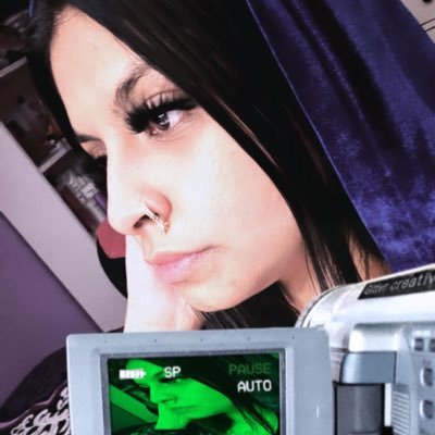 Latina🇲🇽, 19 (yes I follow back lol) ,don’t be weird plz