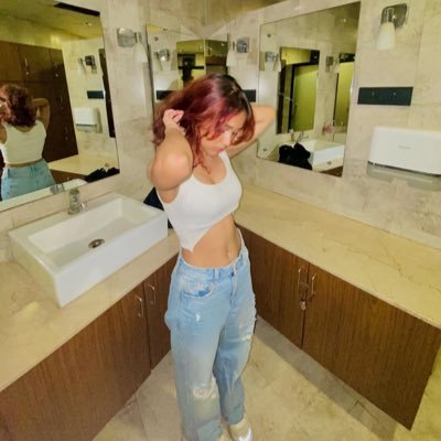 Baebhavv's profile picture. Bhavyaa not bae☮️                                               21