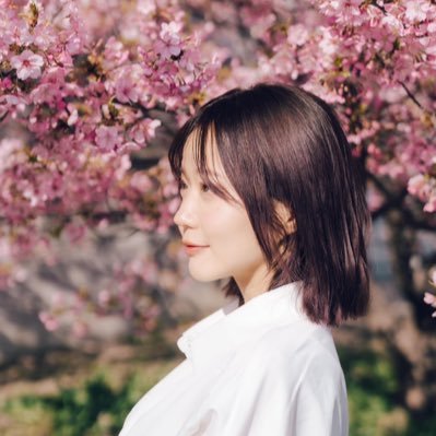 ①ゆの字 ※プロフィールをお読みください※　オプションお写真2枚目掲載 新田ゆう1st写真集 YOU サイン本 定価3,520円 - メルカリ