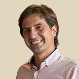 Licenciado en Direccion Hotelera por la Escuela Superior Suiza de Direccion de Hotel, Les Roches. Gerente en Taberna del Alabardero Sevilla.