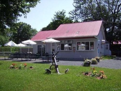 Incontournable escapade par la 132, longeant le fleuve, une promenade sur les rive du port St-François. Se régaler pour pas cher, le service est super.