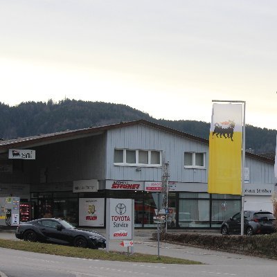 Glückliche Autos vom freilaufenden Händler. Hybrid Spezialist. 100% Einsatz, 100% Beratung, Toyota-Vertragswerkstatt seit 1971. 🏁