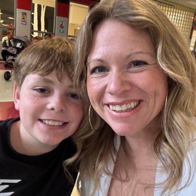 momjeansnjesus's profile picture. 