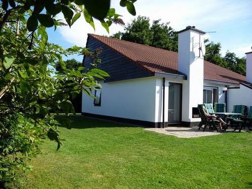 Wij verhuren twee vakantiehuizen op het rustig gelegen bungalowpark Gortersmient op Texel. Aan de bosrand/nabij strand. Fietsen/wandelen en niets moeten.